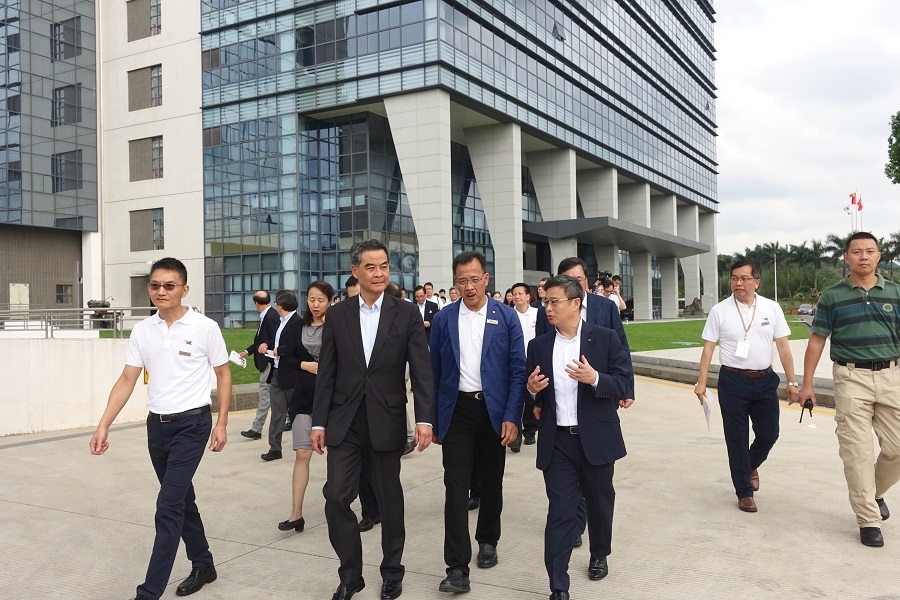 20160418015行政长官梁振英前往参观东江集团厂房