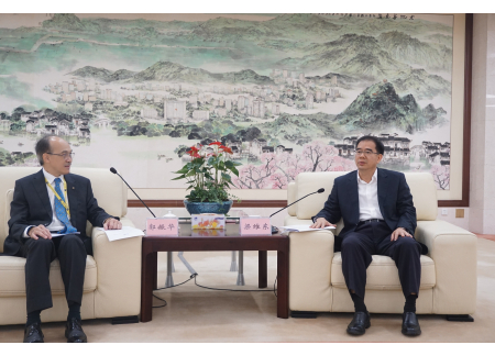 1梁維東市長（右）與郭振華主席交流