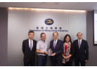 2郭振華主席向蕭家祥會長致送紀念品