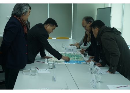 2崔劍副市長展示茂名市地圖並解說