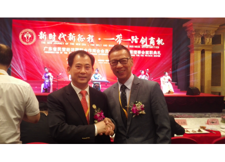 與王福亮會長(左)合照