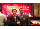 與王福亮會長(左)合照