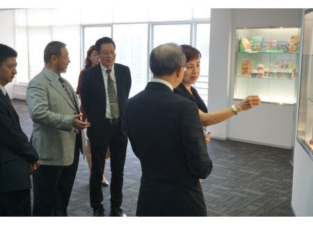 張華副會長參觀工總展覽廳_re