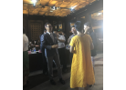 与嘉宾交流