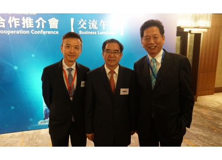 與梁維東市委書記合照