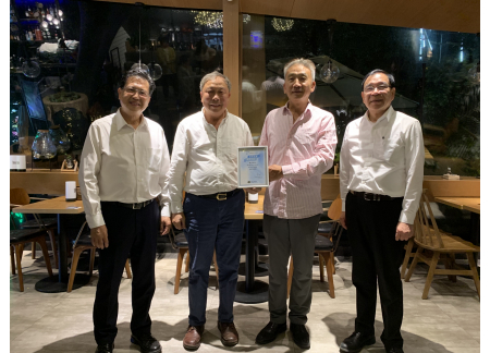 為羅衍瑩先生頒發證書