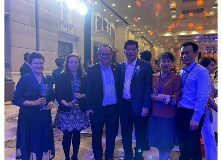 與陳越華副廳長合照
