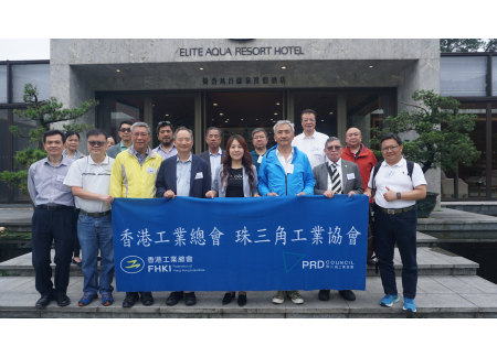 與英德市招商中心主任潘虹合照（左五）