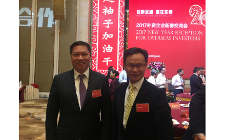 施金城副主席與黃慶輝副市長（右）合照